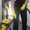 front-view-man-cleaning-indoors Entretien événementiel