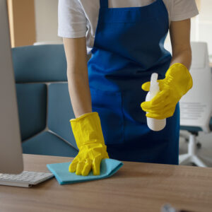 professional-cleaning-service-person-cleaning-office (1) Grand surfaces